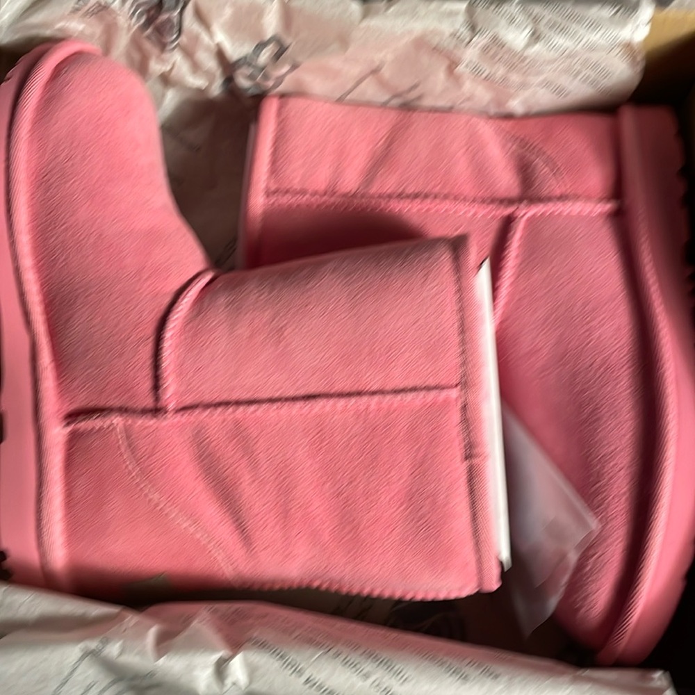 I am selling size 4 uggs (kids)